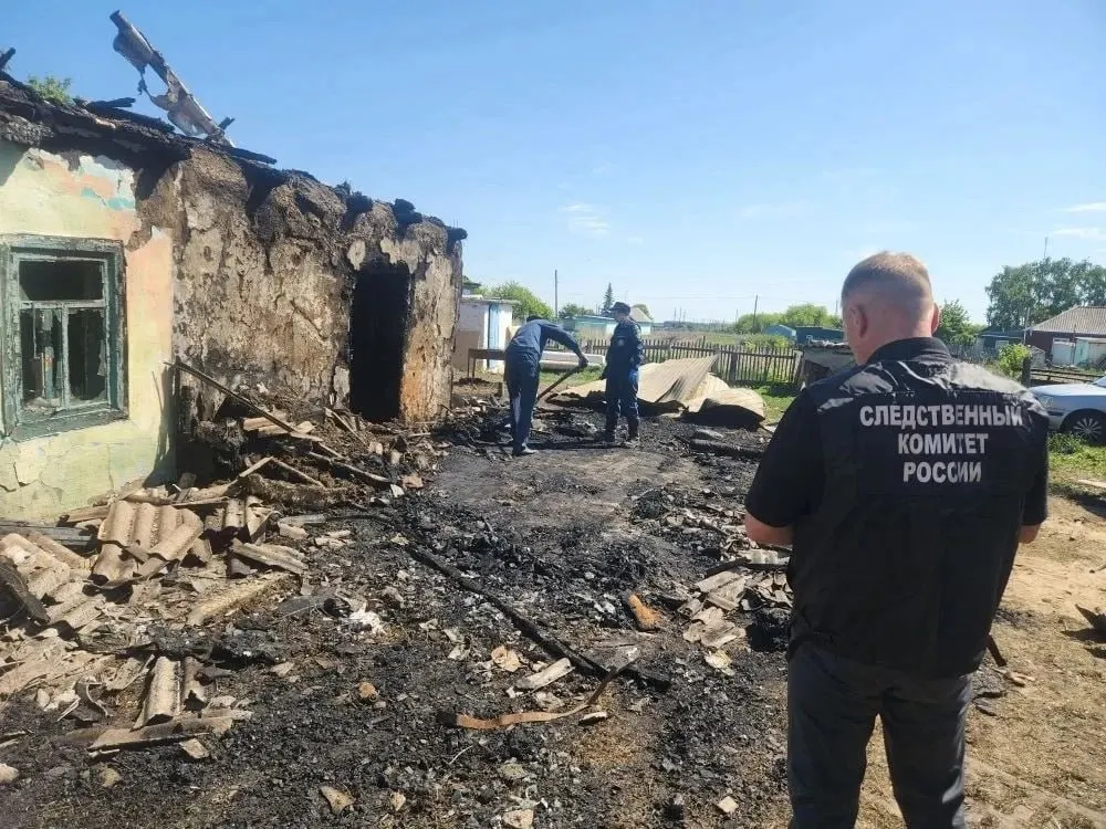 В селе Юрьевка Павлоградского района жилой дом серьёзно пострадал при пожаре: крыша обуглена, окна выбиты, внутри всё в копоти.