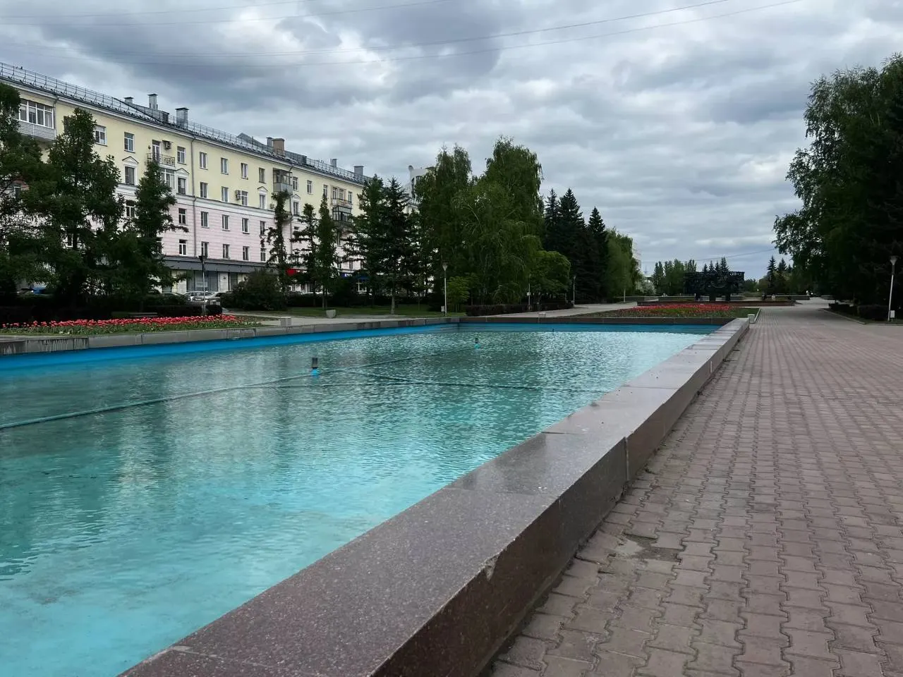 В Барнауле расконсервировали уже семь фонтанов и планируют запустить 14 к началу июня; при похолодании систему будут временно отключать.