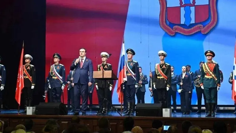 В Концертном зале Омской филармонии прошло торжественное собрание в честь 81-й годовщины Победы: ветеранов поздравили губернатор, митрополит и другие официальные лица, после чего состоялся концерт и совместное исполнение песни «День Победы».