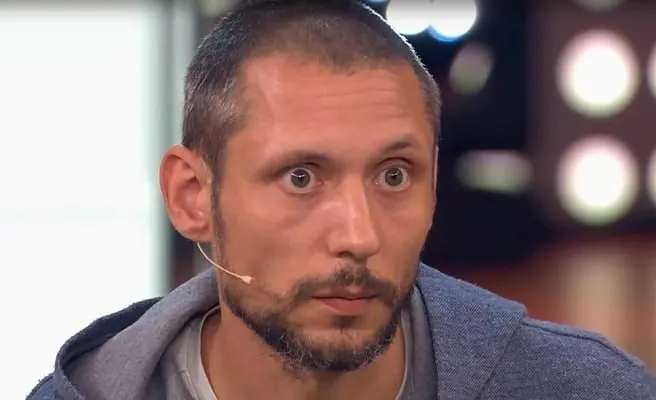 По словам мужчины, он был вынужден работать в казино за границей и сумел сбежать через забор с колючей проволокой; после побега его нашли местные жители и передали полиции.