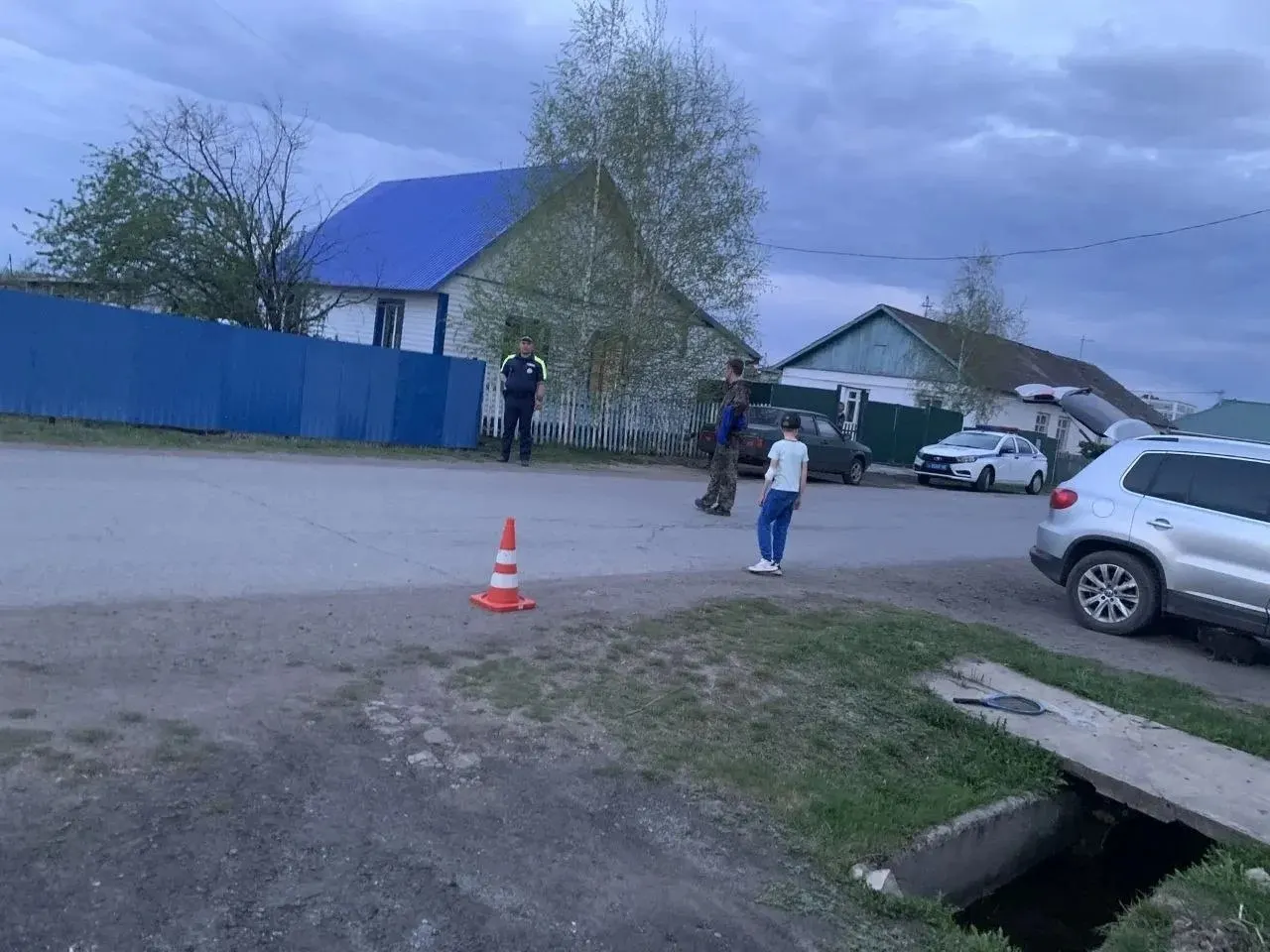 Вечером на улице Ленина в рабочем посёлке Москаленки водитель электросамоката наехал на семилетнего мальчика и уехал. Полиция просит свидетелей сообщить информацию.