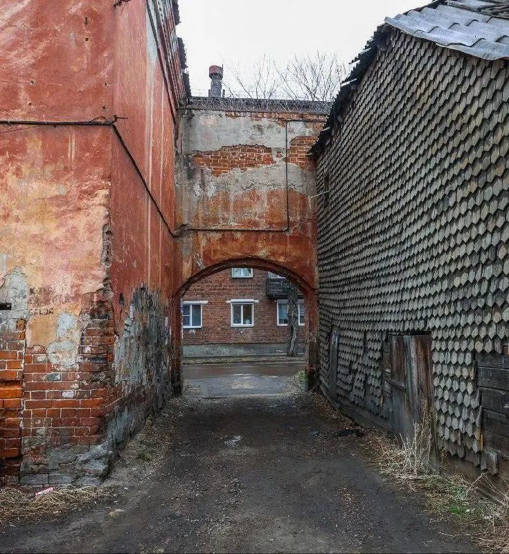 Двухэтажный дом с арочной частью на Ударника, 10 признан аварийным и лишён охранного статуса. Участок небольшой, строительство капитальных зданий там запрещено — планируется благоустройство.