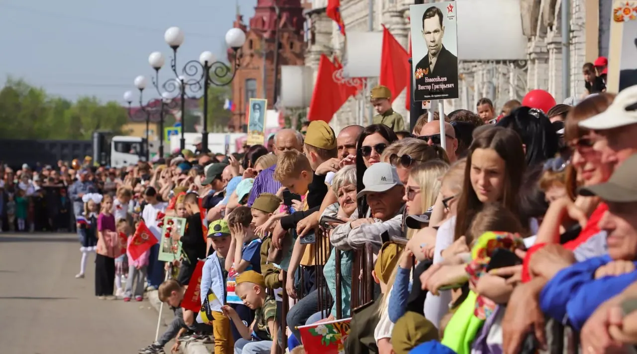 Администрация города предупредила о временных перекрытиях улиц 9 мая: часть ограничений начнётся с 08:30, другие — вечером в диапазоне 17:00–23:00.
