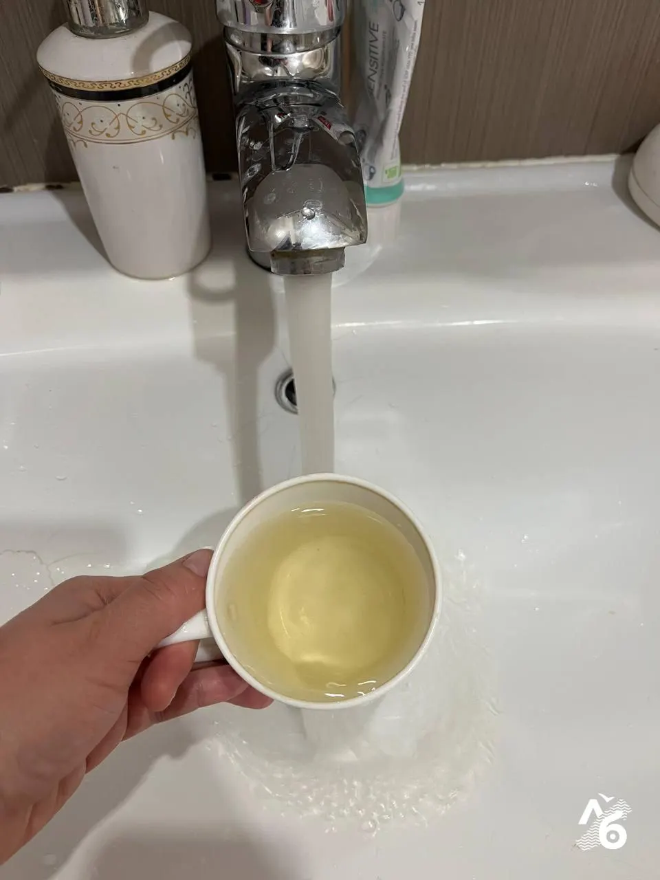 В Ангарске несколько дней из кранов течет вода с желтоватым оттенком. В магазинах закончилась бутилированная вода, люди скупают фильтры, а коммунальные службы пока не дают полного объяснения причины и сроков устранения проблемы.