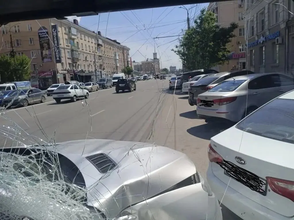 Автобус №95 столкнулся с «Мерседесом», после чего врезался в три припаркованные машины и опору ЛЭП. В салоне было около 40 пассажиров, двое обратились за медицинской помощью; проверку контролирует прокуратура.