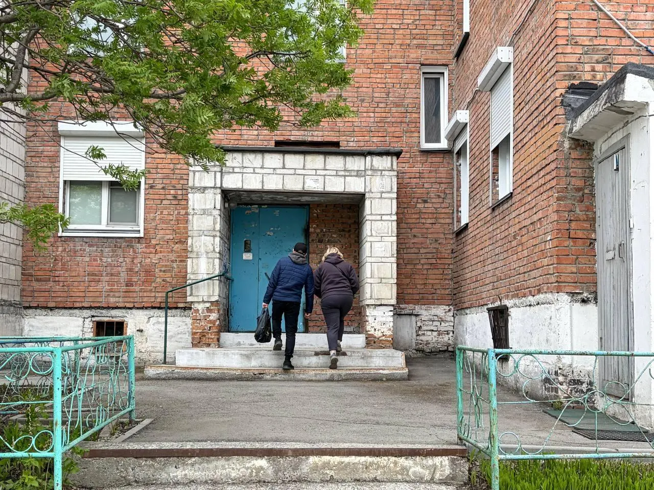 В одном из домов Новосибирска в подвальном помещении организовали хостел. Жильцы жалуются и боятся отпускать детей; владелец назвал проект «неудачным опытом».
