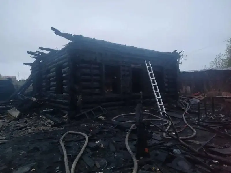 Ночью в одном из домов Назарово произошёл пожар: двое не смогли выбраться, следователи проводят экспертизы для установления причин.