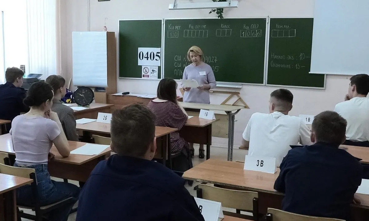 Рособрнадзор выпустил рекомендации: охрана и организаторы не имеют права трогать сдающих экзамены и их личные вещи; при срабатывании металлоискателя можно лишь вежливо попросить добровольно предъявить или сдать предмет.