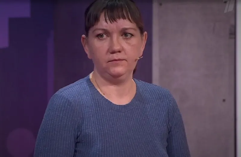 Знакомая утверждает, что мать систематически пьёт, берёт ребёнка на пьянки и не обеспечивает его документами и медицинским наблюдением; ребёнка передали в распоряжение органов опеки.