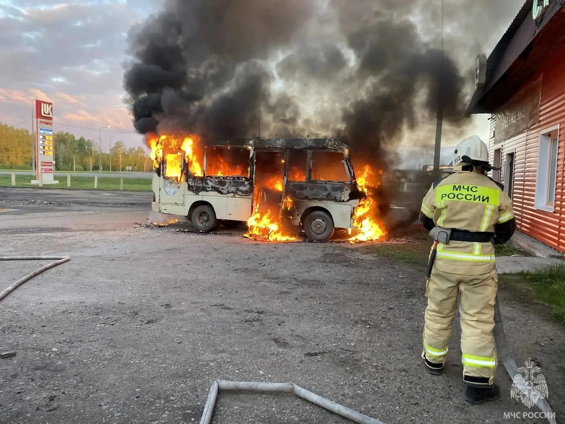 На улице Магистральной в Павловске загорелся маршрутный автобус малого класса. Площадь пожара — около 12 кв. м, пострадавших нет, вероятная причина — короткое замыкание.