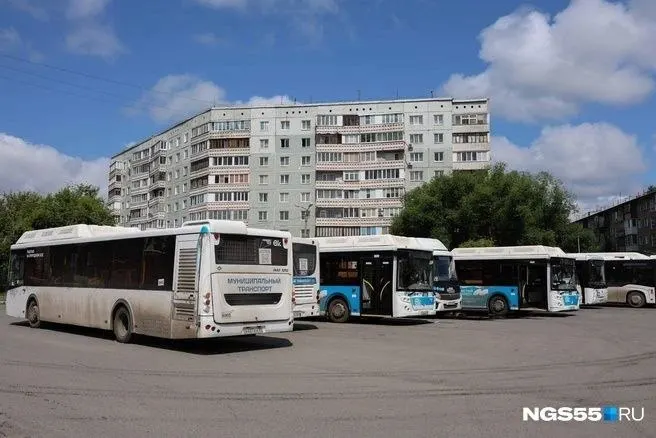 В Омске остро ощущается дефицит водителей общественного транспорта: не хватает 91 работника для автобусов и троллейбусов и 27 — для трамваев. Жители называют причины — плохие условия труда, низкие зарплаты и длинные смены.