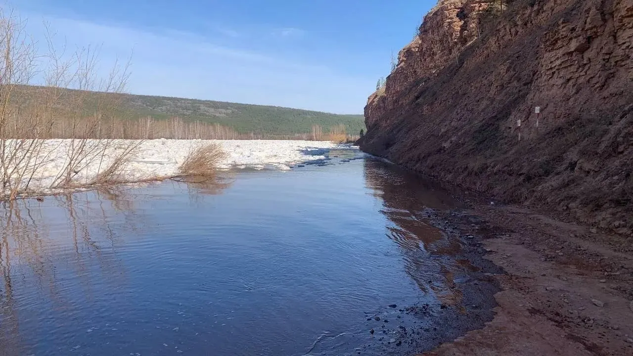 Из‑за ледяного затора на реке Лена затоплен участок трассы Иркутск — Жигалово: уровень воды достиг метра, движение ограничено, проводятся взрывные работы, людей эвакуировали вертолётом.