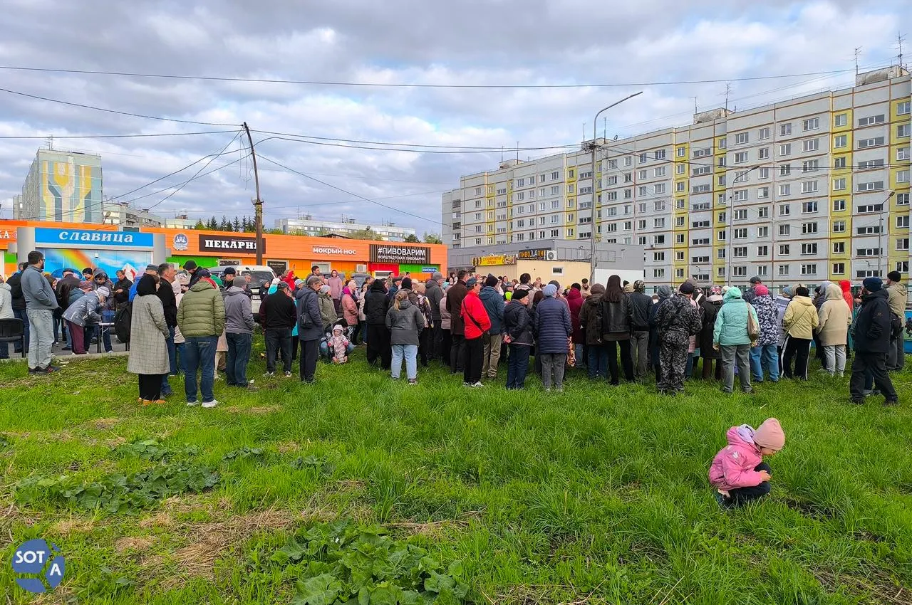 Около 200 человек собрались на митинг против точечной застройки, вырубки зелёной зоны и прокладки магистральной дороги через жилой район; активисты жалуются на фальсификации голосований и бездействие органов.