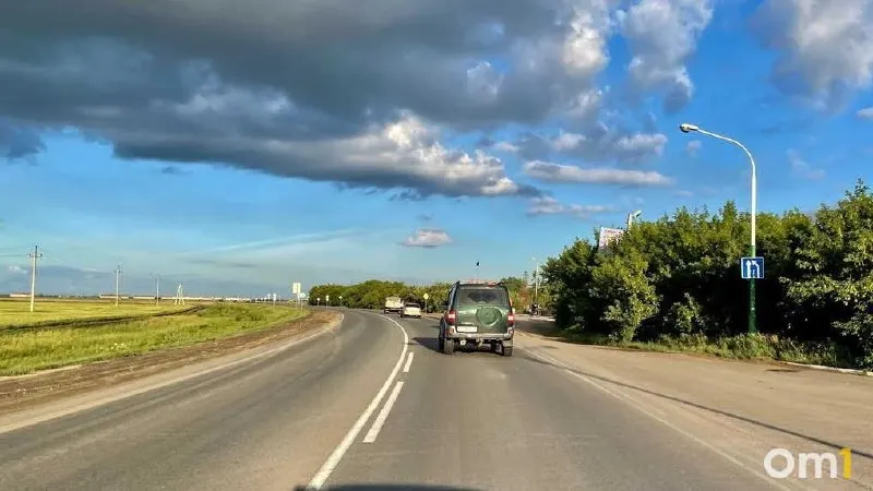 В Кормиловском районе обновляют участок дороги Омск — Нижняя Омка — граница Новосибирской области: устраняют деформации методом холодной регенерации, укладывают два слоя асфальта, укрепляют обочины и устанавливают новые знаки.