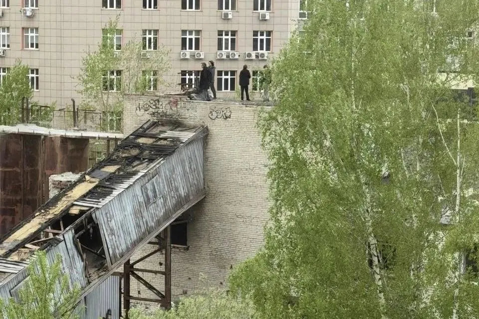 Жители жалуются: на территории заброшенного завода в Академгородке регулярно замечают подростков на крыше. Районная администрация заявляет, что участок арендует Сибирское отделение РАН, а обращения остаются без ответа.