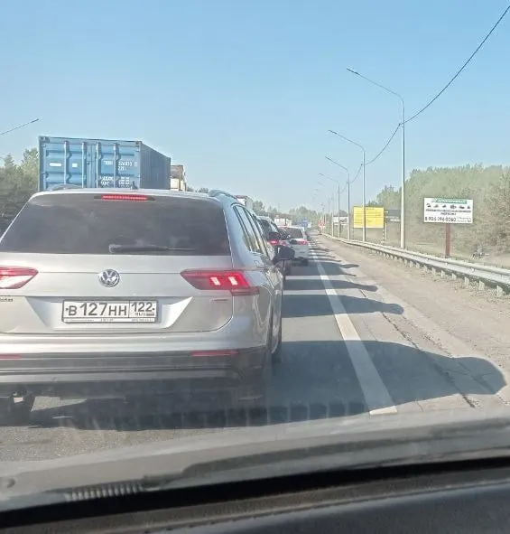 На обоих мостах в Барнауле образовались многокилометровые заторы: на Новом — как минимум три ДТП и возможный ремонт через Лосиху, на Старом — движение затруднено из‑за аварии.