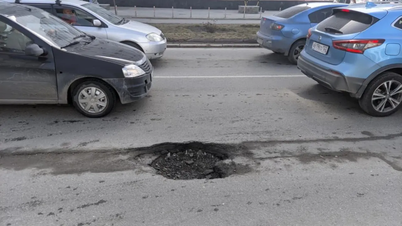 В июне 2025 года автобус перевозчика «Евробус‑Плюс» наехал на выбоину на проезде Южном в Барнауле. Суд признал, что яма стала причиной повреждений и присудил перевозчику 403 тысячи рублей на ремонт; подрядчик выполнял только работы на дороге. Решение может быть обжаловано.