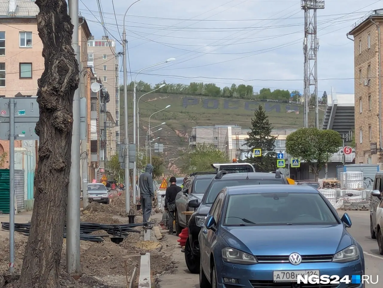 Буквы почти полностью потеряли цвет: осталась лишь частично бело‑красная нижняя часть буквы «Я». Власти уточняют, какое ведомство отвечает за уход и реставрацию.