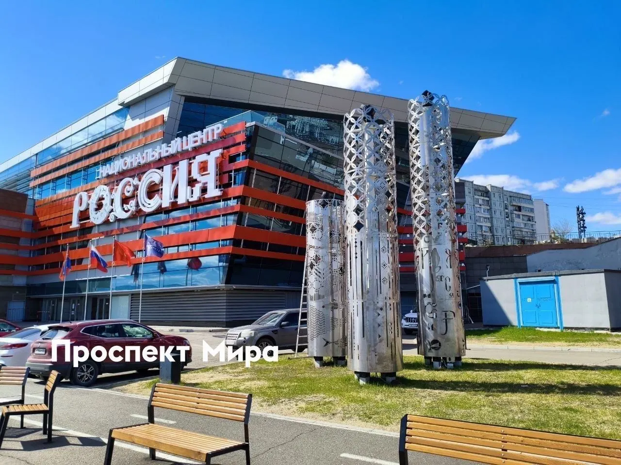 Металлические цилиндры с вырезанными рыбками, буквами и узорами появились на набережной у национального центра — внутри заметно оборудование для подсветки.