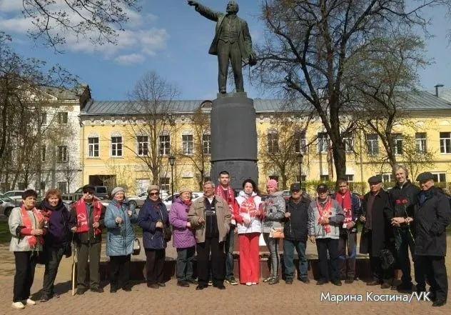 Калужский районный суд оштрафовал депутата гордумы Калуги Марину Костину на 20 тыс. руб. по статье о несогласованном мероприятии после возложения цветов к памятнику Ленина. В ряде регионов власти также мешали коммунистам проводить первомайские акции.