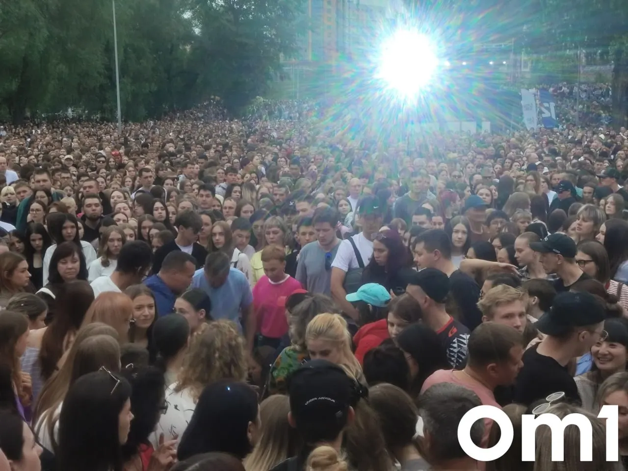 Во время концерта в Омске возникла давка, по предварительным данным пострадали 2–3 человека. На место направляют скорую помощь — посетителям и организаторам рекомендуется соблюдать осторожность.
