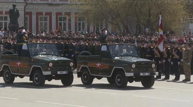 В Иркутске командование объехало колонны участников торжественного парада, поздравляя собравшихся — над площадью прозвучало троекратное «Ура!».