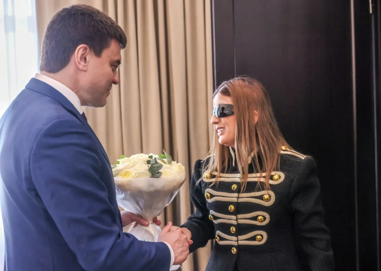 Народная артистка приехала в Красноярск для отборочного тура международного фестиваля для незрячих и слабовидящих. В прослушивании участвуют школьники, а также местный инклюзивный вокальный ансамбль; при этом в Москве продолжают работу программы её Центра социальной интеграции.