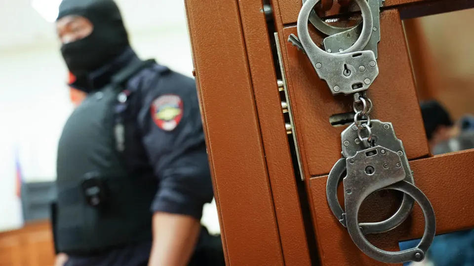 Центральный суд Омска отправил под стражу руководителя «РСТ-генподряд» по обвинению в хищении средств, выделенных на переоборудование производств для ракет «Ангара». Подрядчик фактически не выполнил работы, ему предстоит возвращать миллиарды.