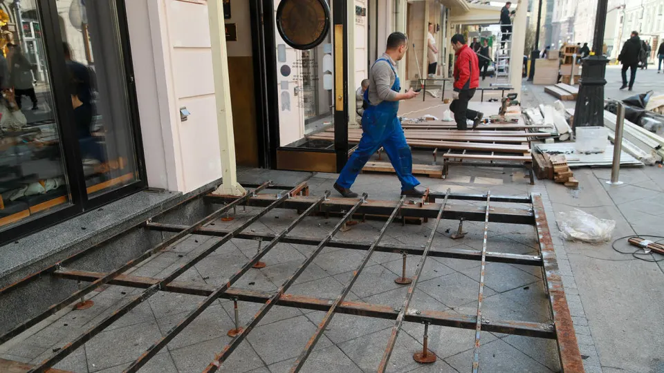 Из‑за роста налогов, увеличения ставок и снижения спроса в первом квартале 2026 года ликвидировано 209 000 малых и средних предприятий. Наибольшие потери в рознице, общепите и магазинах одежды; государственная поддержка сокращается.