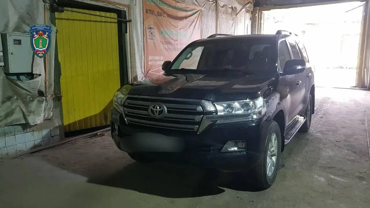 Суд установил, что бывший глава города использовал служебный Toyota Land Cruiser в личных целях, расходы на бензин и ремонт оплачивались из городского бюджета; общий ущерб превысил 1,8 млн рублей.