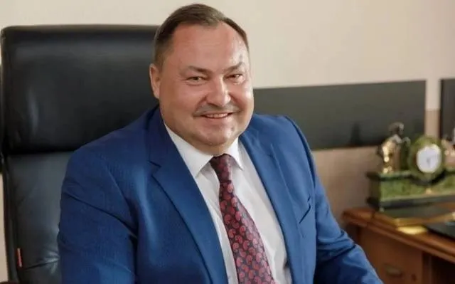 После обыска в загородном доме мэра начато уголовное расследование по факту мошенничества при ремонте дорог: следствие считает, что в 2025 году стоимость работ завысили на 20 млн рублей. Ранее задержаны чиновник ЖКХ и директор подрядной организации.