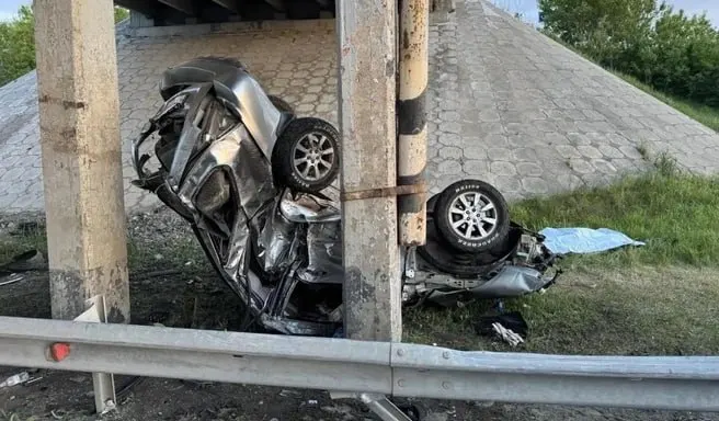 19 мая на развязке улицы Кондратюка и Исилькульского тракта столкнулись Subaru и Mitsubishi. Водитель Subaru погиб на месте, следователи выясняют обстоятельства ДТП.