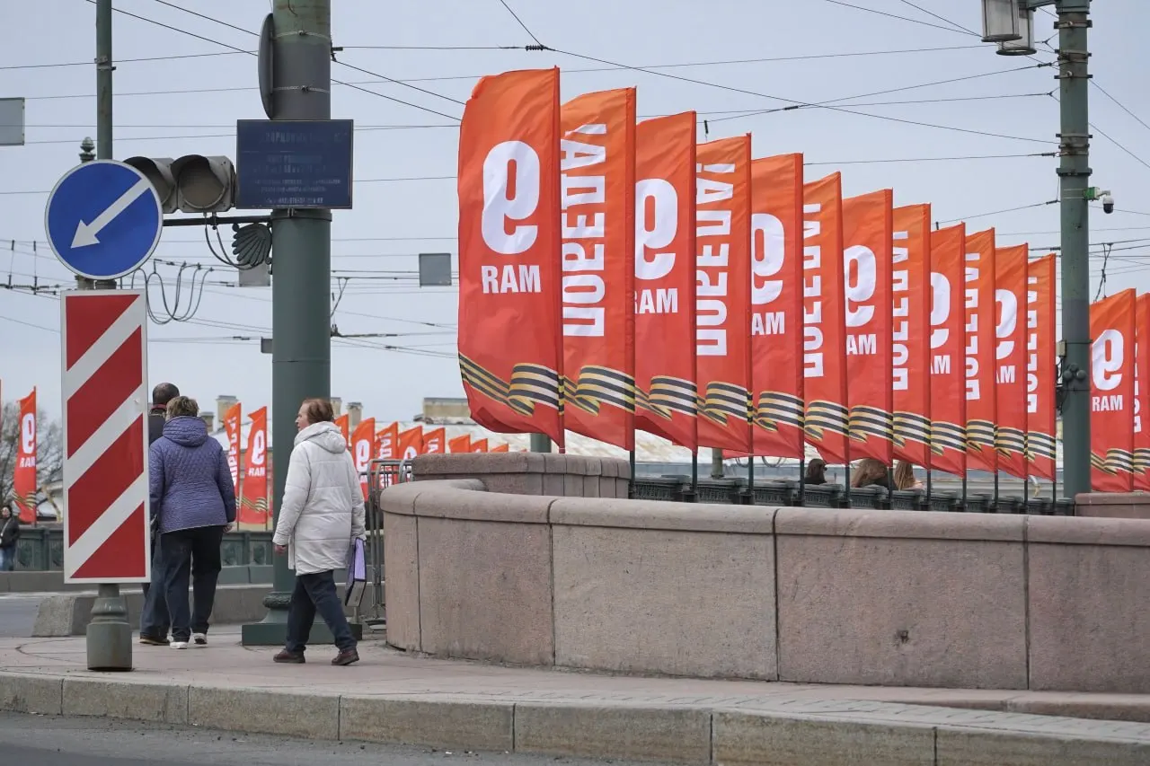 Краткий обзор: в Петербурге оштрафовали петербуржца за пожертвования ФБК, прокуратура вернула проверку по сносу ВНИИБ, в Новосибирске проверяют баннер с орангутаном, а Кремль отозвал аккредитации ряда иностранных СМИ для освещения парада.