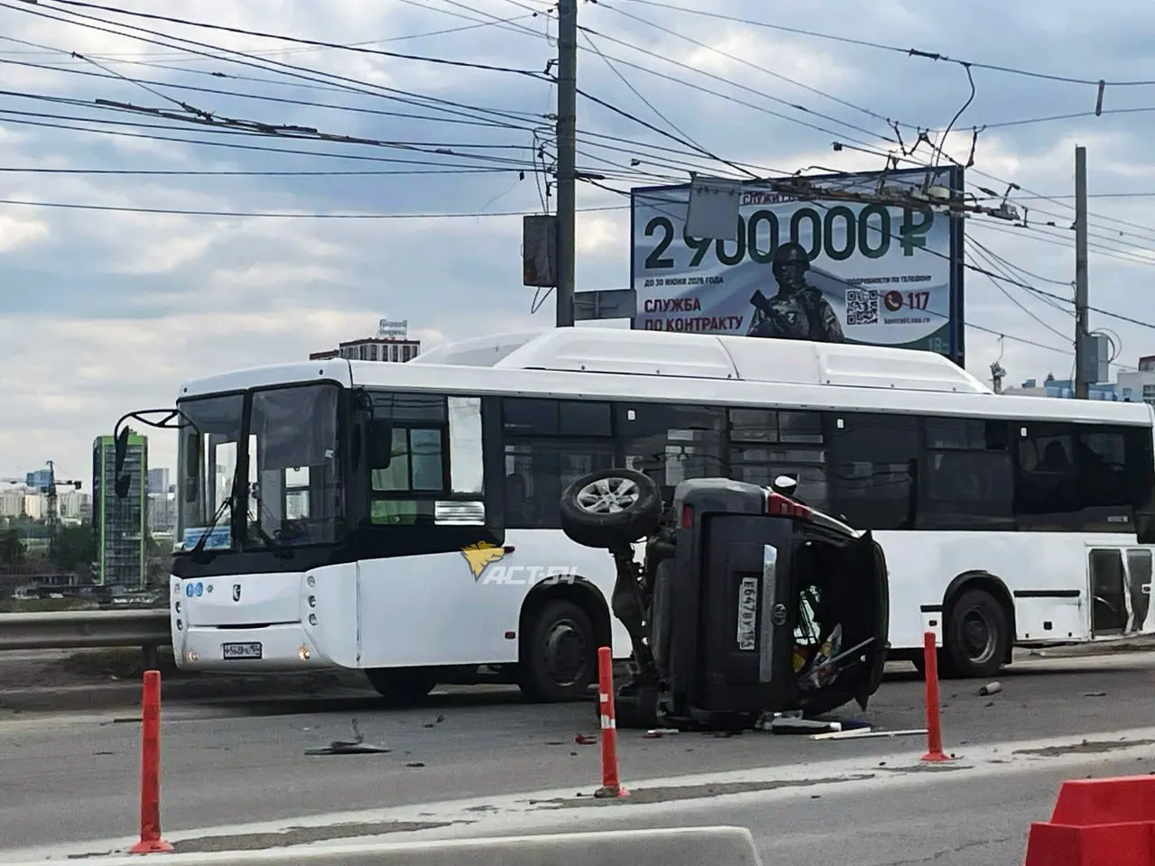 На съезде в сторону Фабричной столкнулись несколько автомобилей и автобус. Информации о пострадавших нет, на мосту образовались пробки в обоих направлениях.