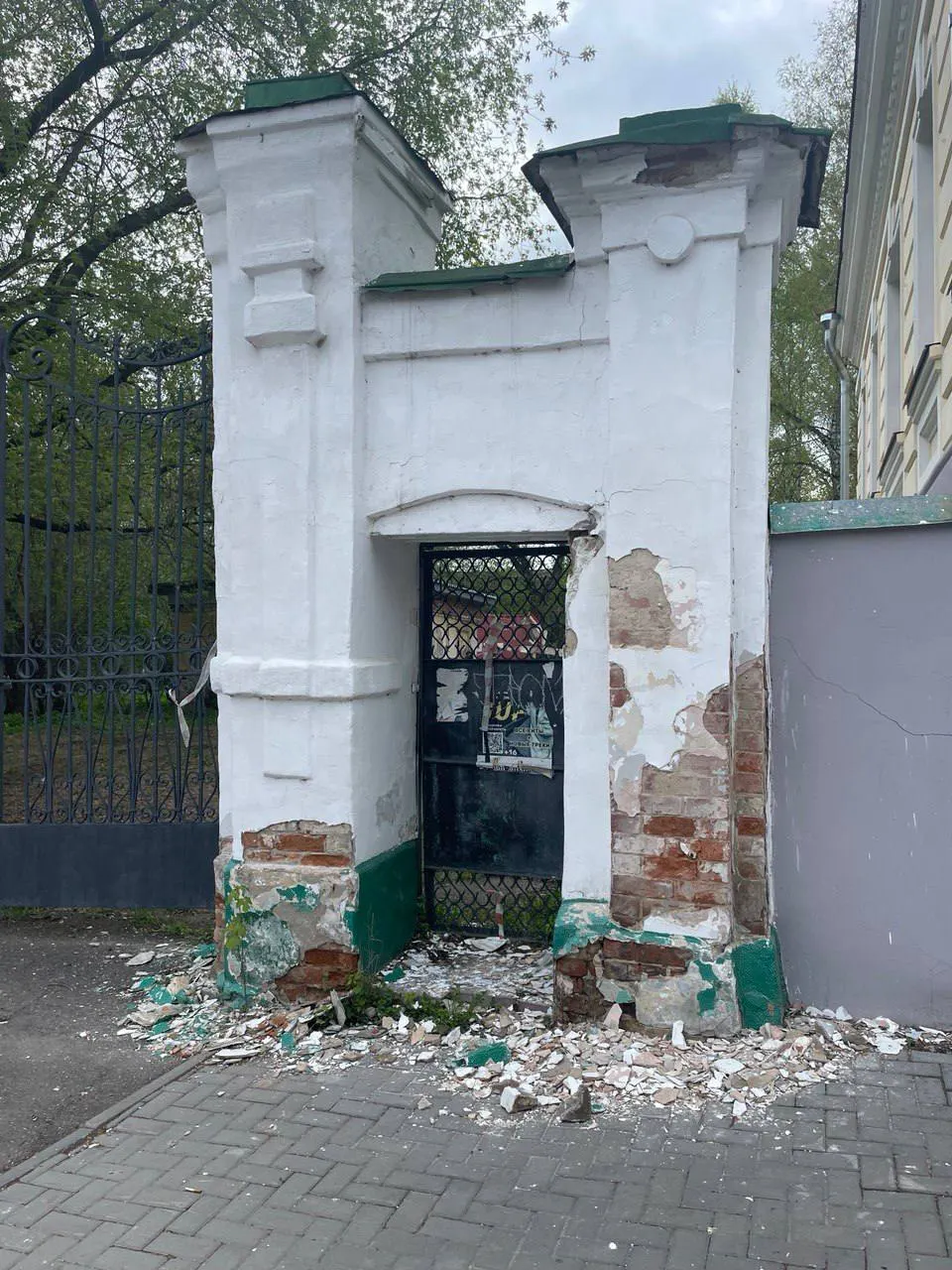 В Томске частично реставрируют ограду вокруг университетской рощи: снимают железные «колпачки», удаляют старую штукатурку и краску. Параллельно объявлен конкурс на концепцию оформления Университетской площади — пространство планируют сделать открытым и доступным для жителей города и студентов.