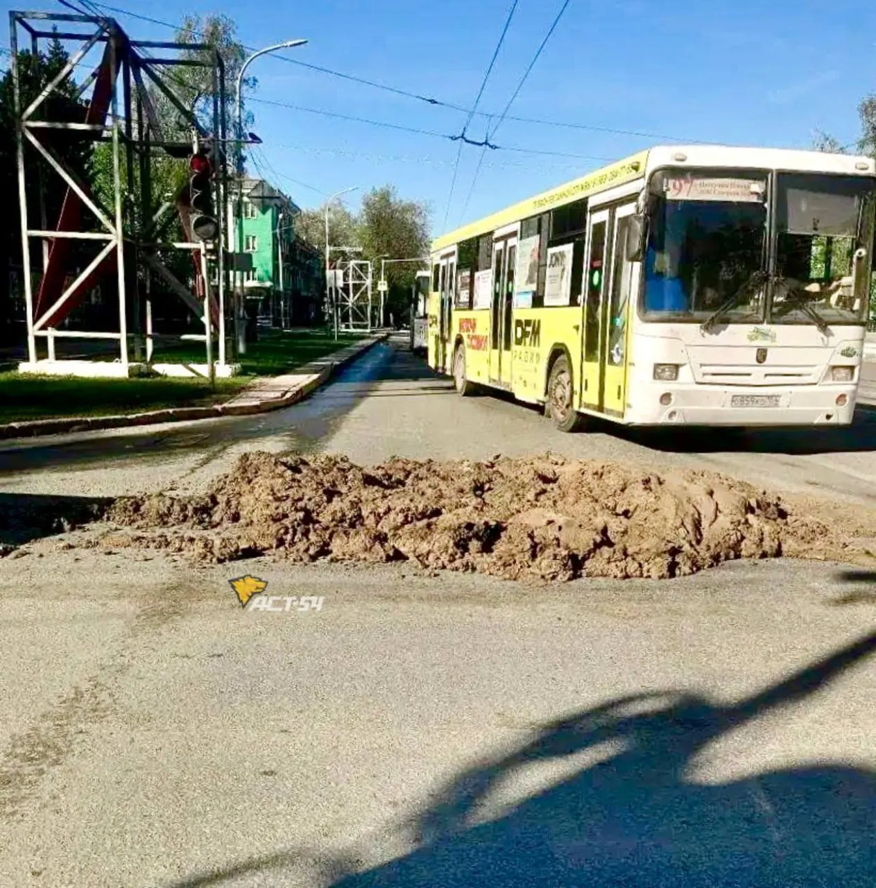 На правом берегу самосвала с плохо закреплённой задней створкой высыпалась глина — коммунальные службы очистили перекрёсток 25 лет Октября и Богдана Хмельницкого, а также улицы Падунская и Светлановская.