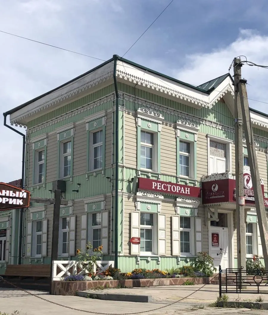 Ресторан-караоке в центре Иркутска, проработавший восемь лет, прекратил работу в 130‑м квартале. В заведении объявили распродажу мебели и посуды; владельцы пообещали «большой сюрприз» и сообщили о скором открытии в новом месте. Пока для гостей доступен филиал на Ширямова, 32/1.