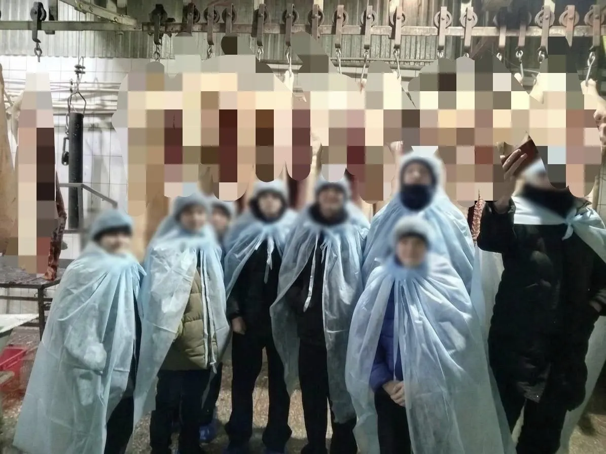 Подросткам показали разделанные свиные туши и предлагали сфотографироваться на их фоне. Часть детей отказалась заходить внутрь, организаторы заявили, что группа оказалась «более чувствительной».