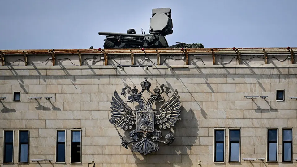 Концентрация средств ПВО вокруг Москвы перед 9 мая создала пробелы в других регионах. Командование украинскими беспилотниками заявляет о намерении поражать уязвимые энергетические и военные объекты на периферии, а не символичные цели в глубоко защищённых зонах.