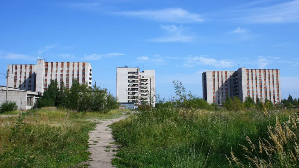 За первые месяцы года в ряде городов снизились цены на готовые квартиры: в одних регионах падение заметно, в других — рост или незначительные изменения. Ниже — ключевые цифры и объяснение различий в данных.