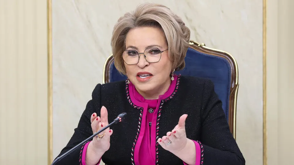 Председатель Совета Федерации призвала усилить контроль за качеством питания в стационарах. В то же время почти четверть регионов в 2026 году сокращает расходы на здравоохранение — в сумме около 107 млрд рублей.