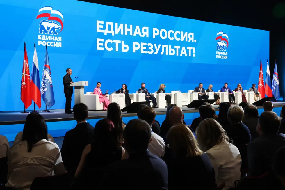 Администрация президента дала рекомендацию государственным и лояльным изданиям реже употреблять слово «запрет» — вместо него предлагают говорить об «ограничениях» или «увеличении штрафов». Одновременно медиа просят подчёркивать позитивные инициативы «единороссов».