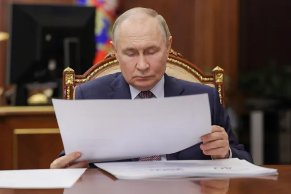 По данным европейской разведки, ФСО значительно ужесточила меры безопасности вокруг президента: от размещения в модернизированных бункерах до расширения списка лиц под усиленной охраной и ограничений для персонала.