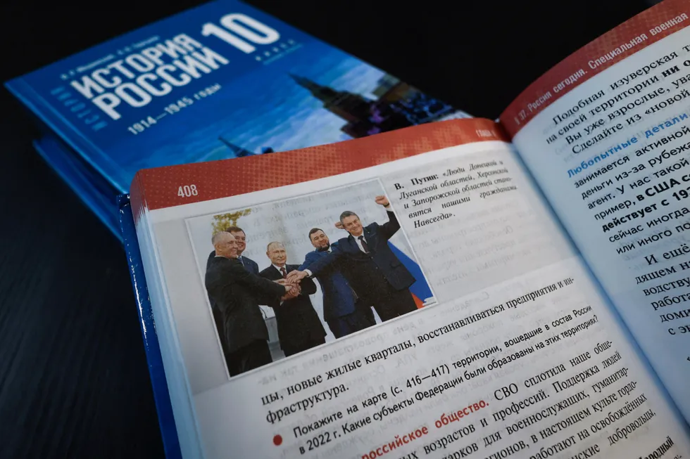 Учебники по истории для 6–9 классов, выпущенные в 2025 году, системно политизируют материал: современные государственные проекты вплетаются в рассказ о древности, неудобные факты опускаются, а сложные события упрощаются до образцов для гордости и оправдания власти.