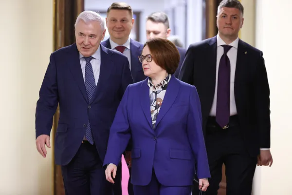 Чиновники и банкиры обсуждают три кандидатуры на место Эльвиры Набиуллиной — решение останется за президентом; у самой Набиуллиной, по источникам, смешанные намерения относительно ухода.