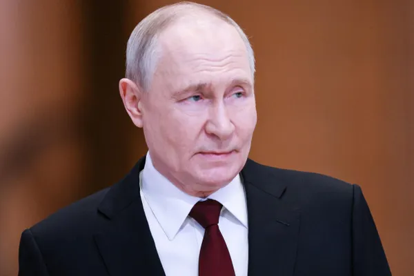МИД РФ отозвал российского посла в Армении для консультаций, указав на шаги армянского руководства по сближению с Евросоюзом, которые, по мнению Москвы, вредят взаимодействию в рамках ЕАЭС. Подробности не сообщаются.