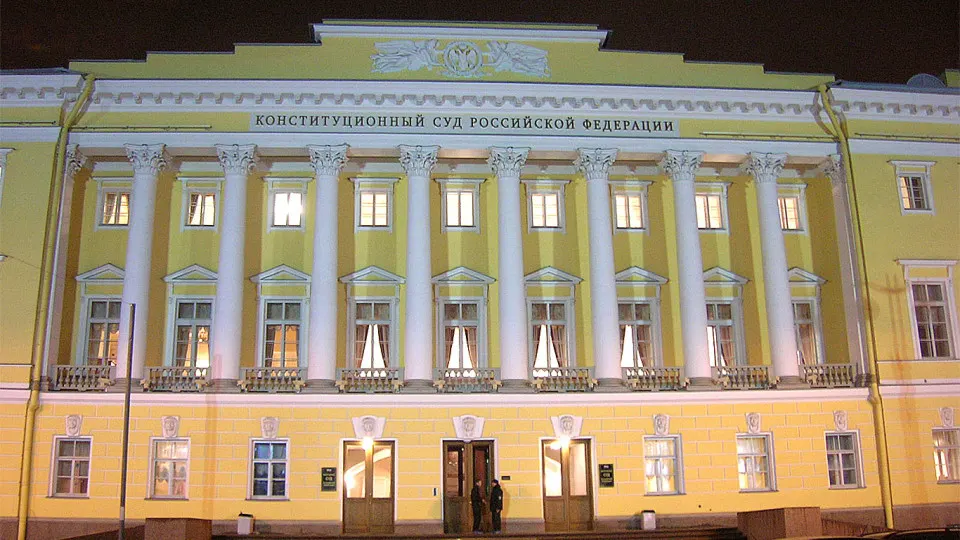 Председатель Конституционного суда заявил, что коррупция — «конституционный деликт», и оправдал бессрочные антикоррупционные иски прокуратуры. Это решение усиливает правовую базу для инициатив по деприватизации и национализации крупных активов.