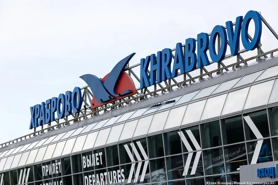 Аэропорт Калининграда сообщил о массовых задержках из‑за временных ограничений в воздушном пространстве Ленинградской области: 20 рейсов задержаны, 6 — отменены. Под ударом маршруты в Москву, Петербург, Новосибирск, Иваново и Волгоград.