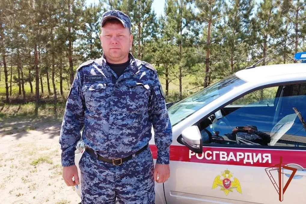 В выходной сотрудник Росгвардии и его знакомый подняли автомобиль и освободили мужчину, придавленного машиной при замене масла. Пострадавший доставлен в больницу в тяжёлом состоянии.