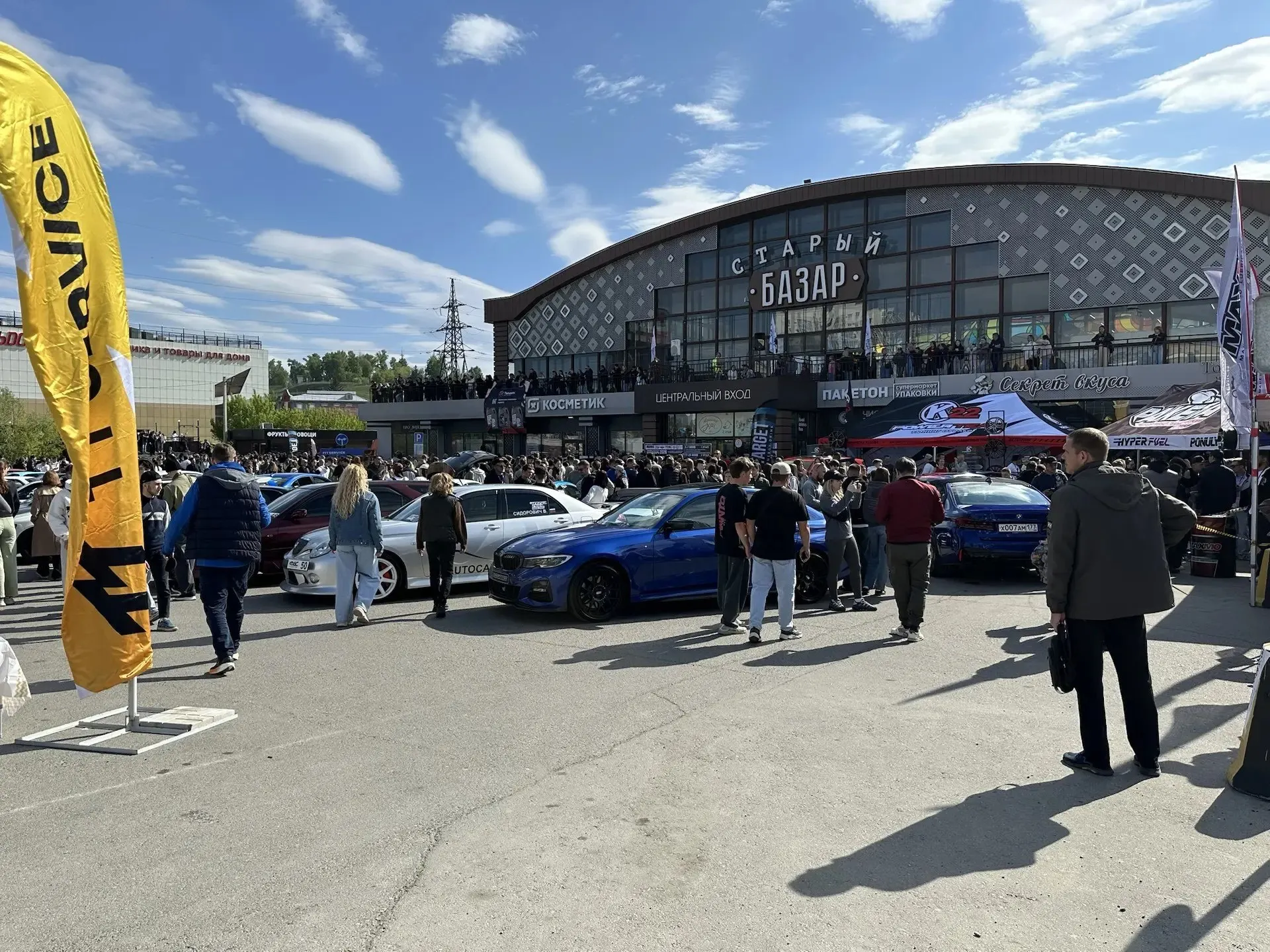 На парковке у Старого Базара собрались гонщики и любители автомобилей: в городе проходит одно из крупнейших автомобильных мероприятий года.